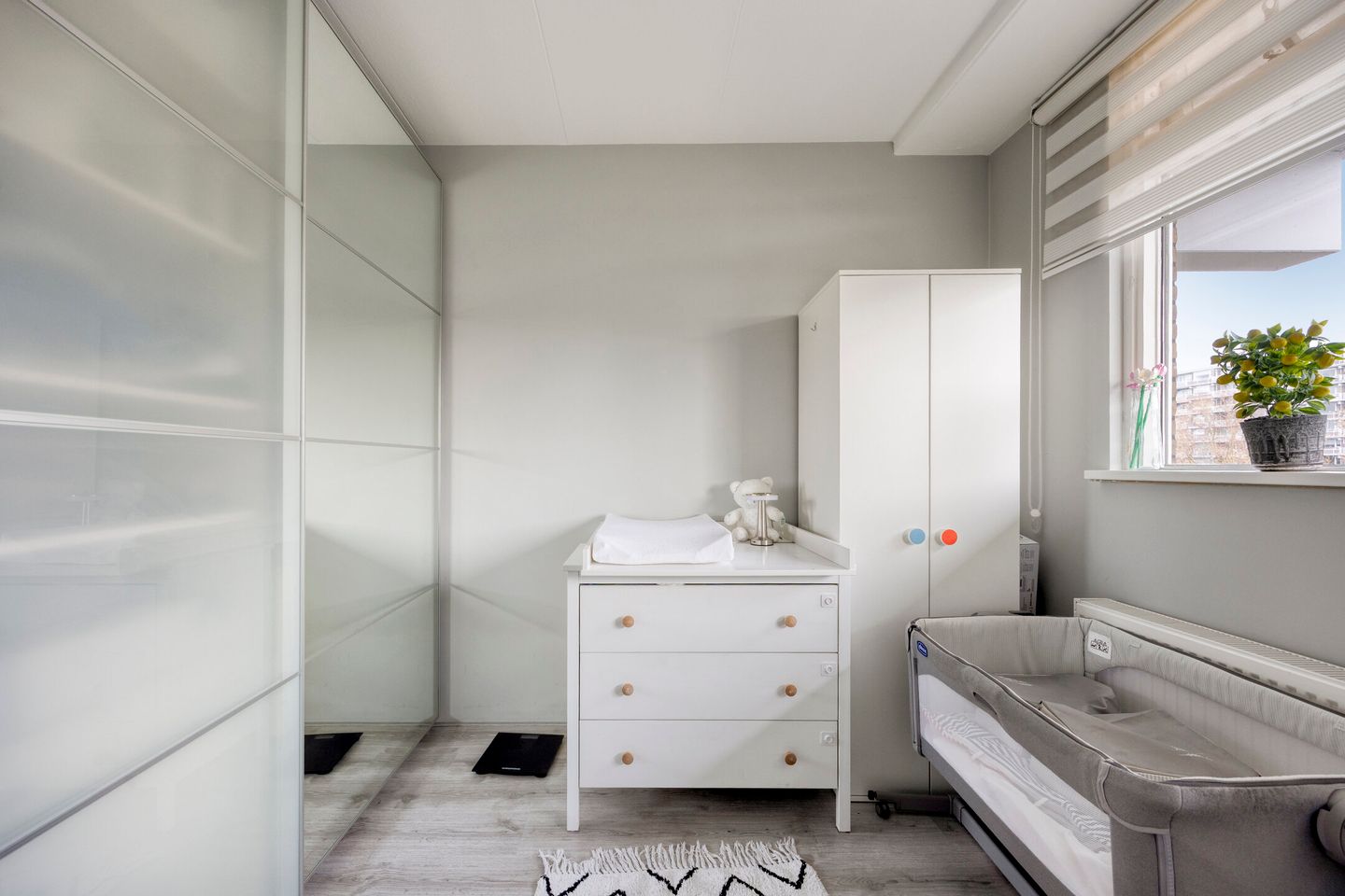 Spacious 4-Bedroom Apartment with Modern Renovations and Panoramic Views in Schiedam — 19