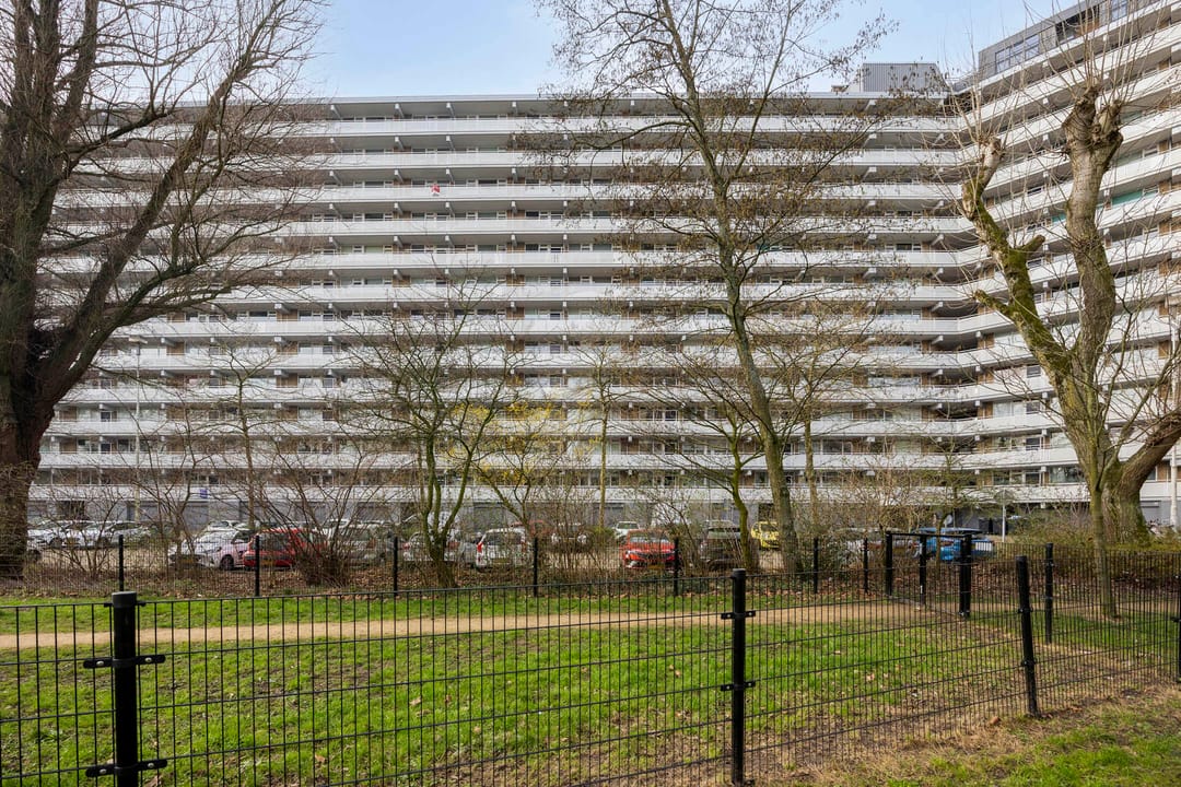 Spacious 4-Bedroom Apartment with Modern Renovations and Panoramic Views in Schiedam — 22