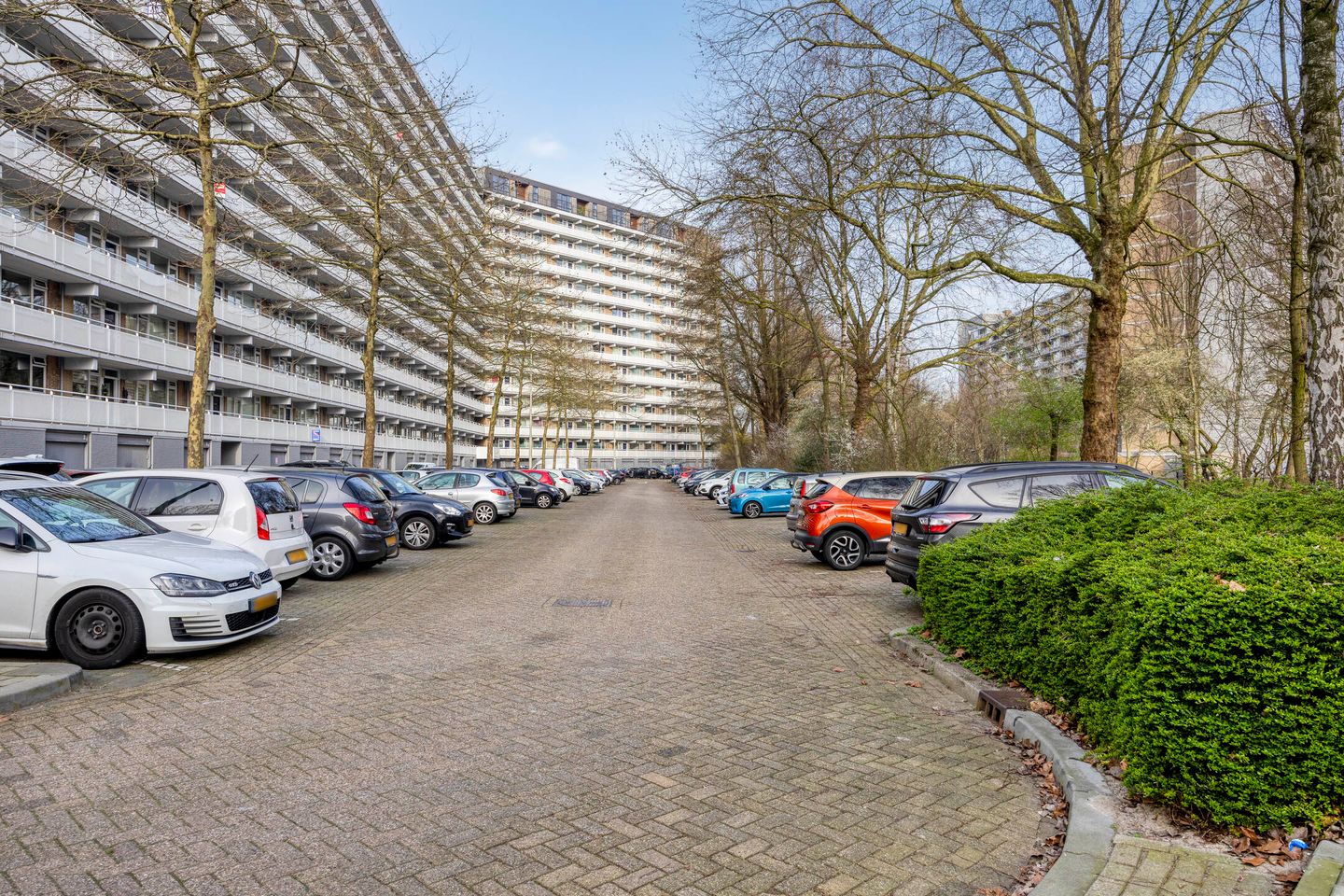 Spacious 4-Bedroom Apartment with Modern Renovations and Panoramic Views in Schiedam — 25