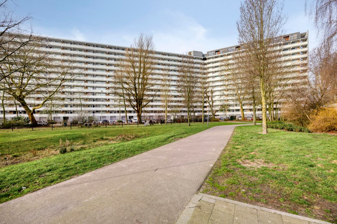 Spacious 4-Bedroom Apartment with Modern Renovations and Panoramic Views in Schiedam — 26