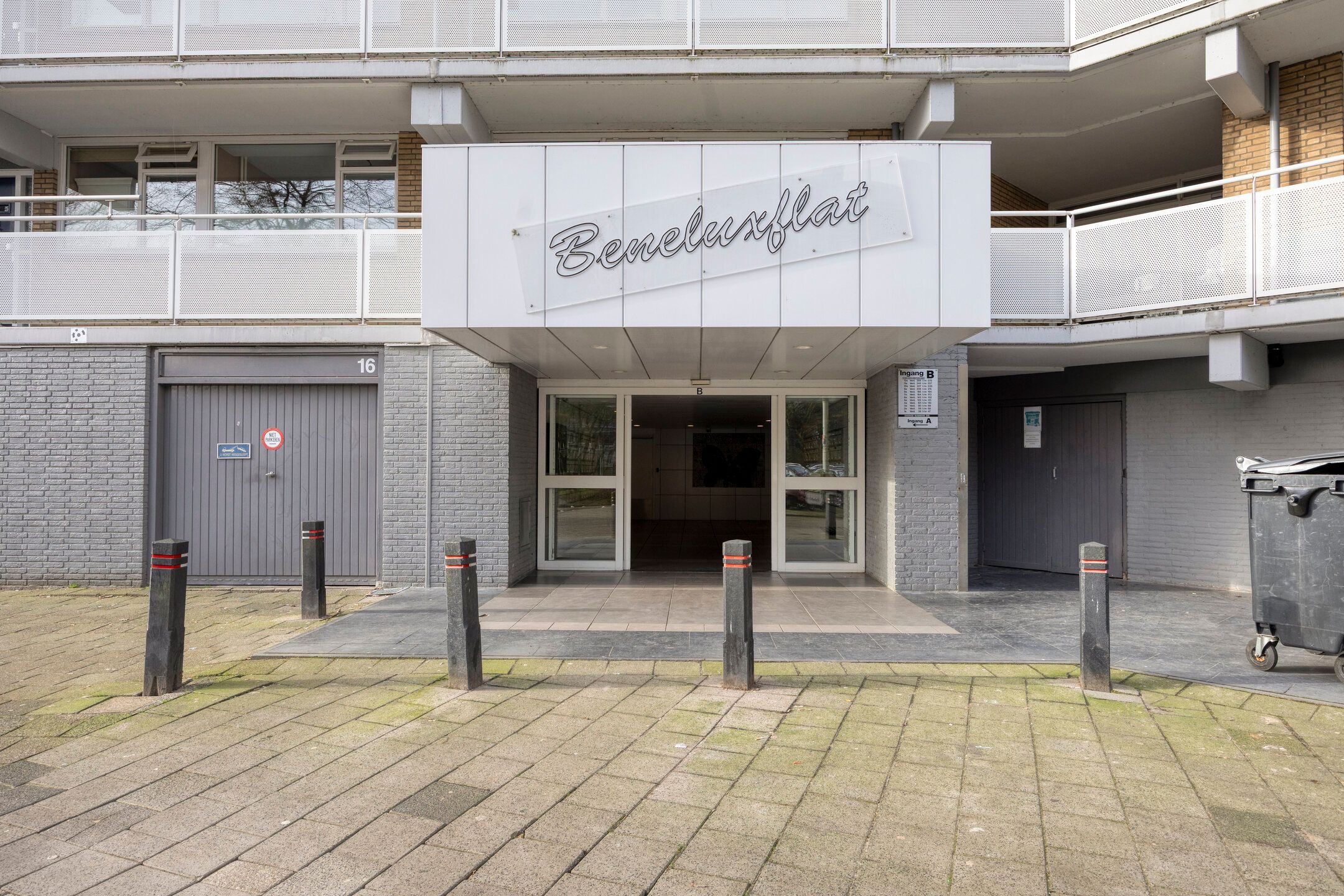 Spacious 4-Bedroom Apartment with Modern Renovations and Panoramic Views in Schiedam — 27