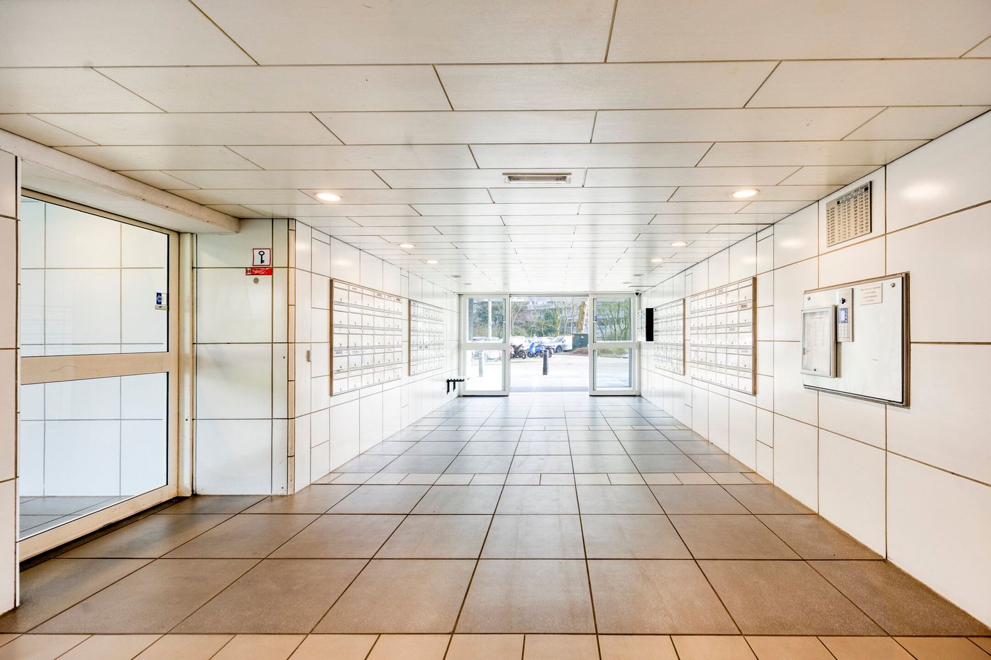 Spacious 4-Bedroom Apartment with Modern Renovations and Panoramic Views in Schiedam — 29