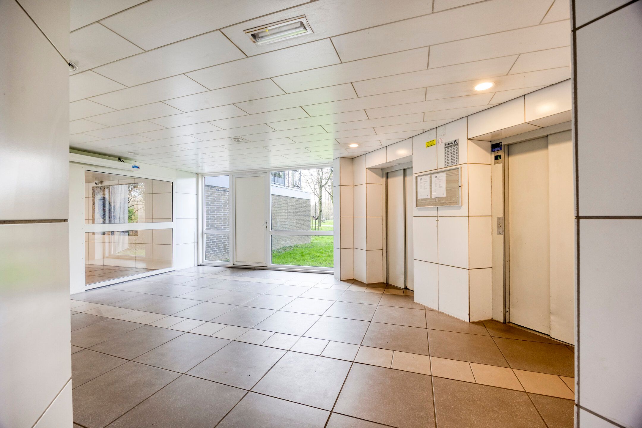 Spacious 4-Bedroom Apartment with Modern Renovations and Panoramic Views in Schiedam — 30
