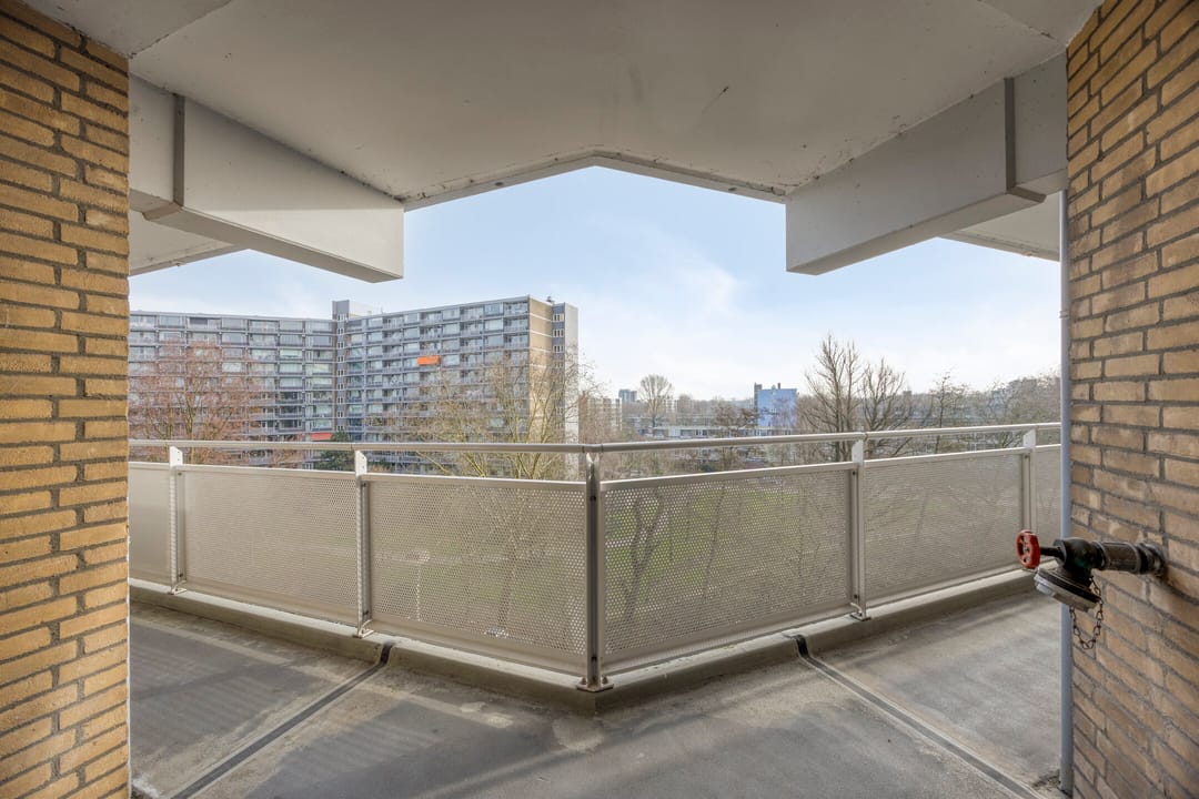 Spacious 4-Bedroom Apartment with Modern Renovations and Panoramic Views in Schiedam — 31