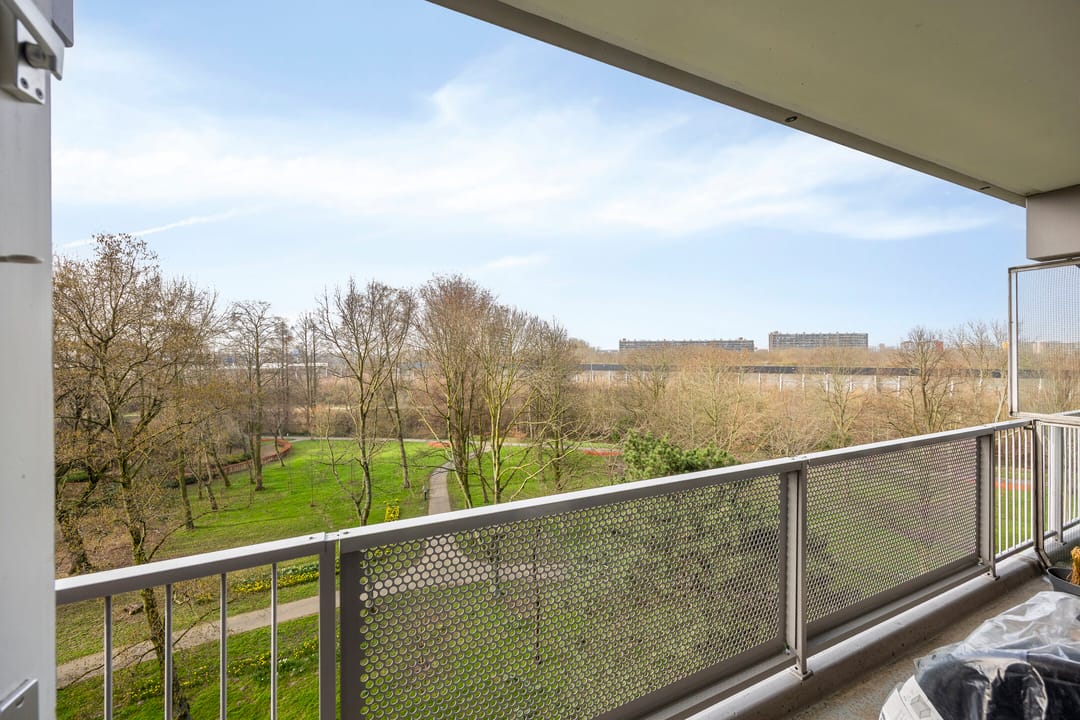Spacious 4-Bedroom Apartment with Modern Renovations and Panoramic Views in Schiedam — 32