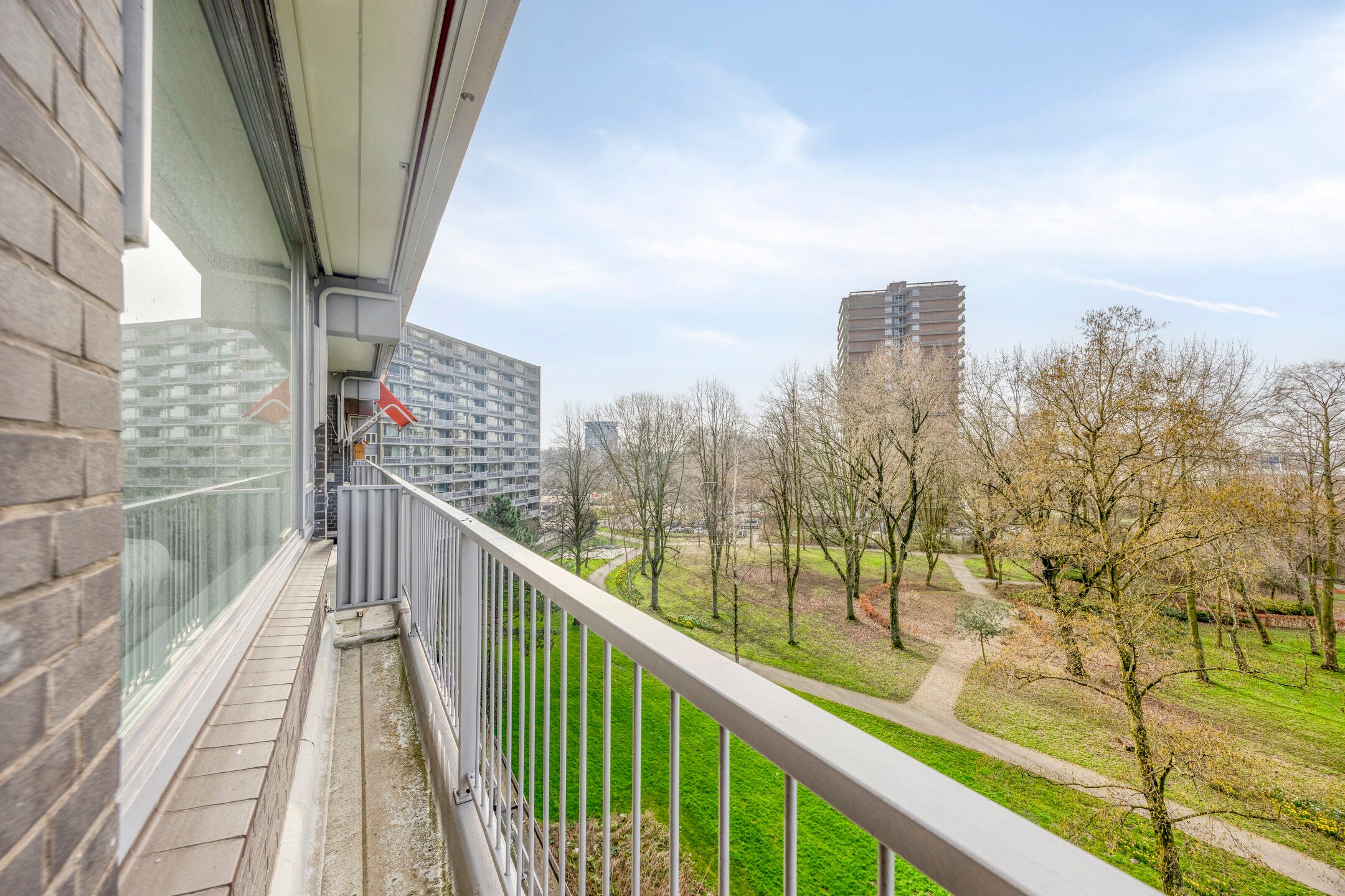 Spacious 4-Bedroom Apartment with Modern Renovations and Panoramic Views in Schiedam — 33