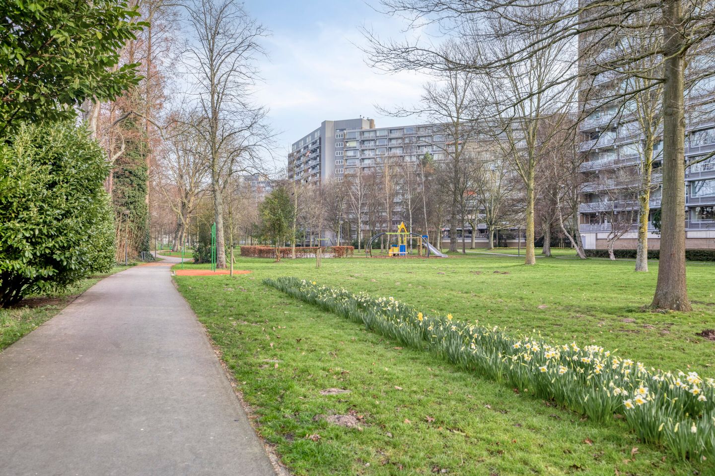 Spacious 4-Bedroom Apartment with Modern Renovations and Panoramic Views in Schiedam — 34