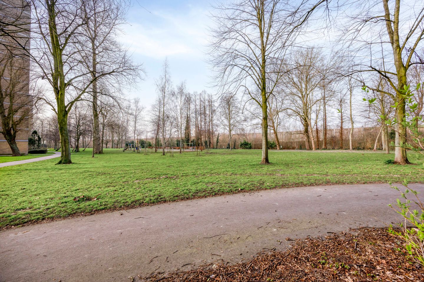 Spacious 4-Bedroom Apartment with Modern Renovations and Panoramic Views in Schiedam — 35