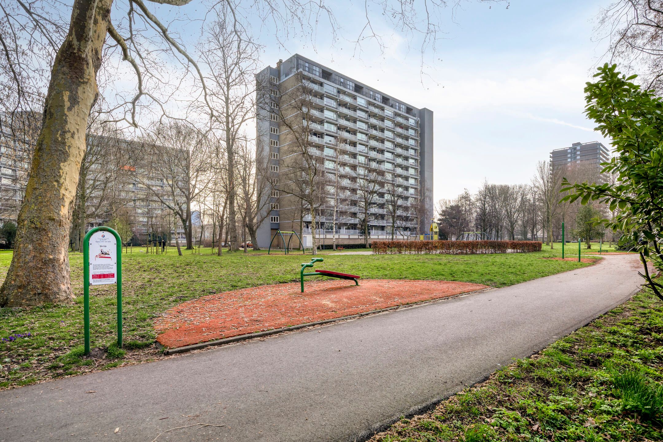 Spacious 4-Bedroom Apartment with Modern Renovations and Panoramic Views in Schiedam — 36