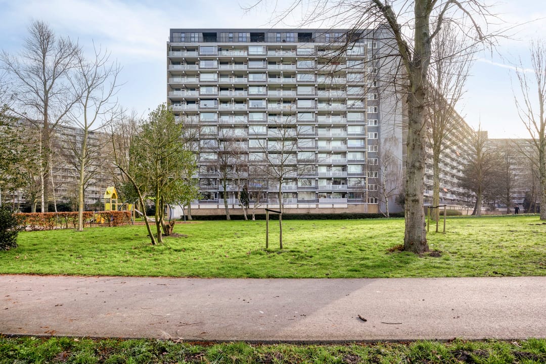 Spacious 4-Bedroom Apartment with Modern Renovations and Panoramic Views in Schiedam — 37