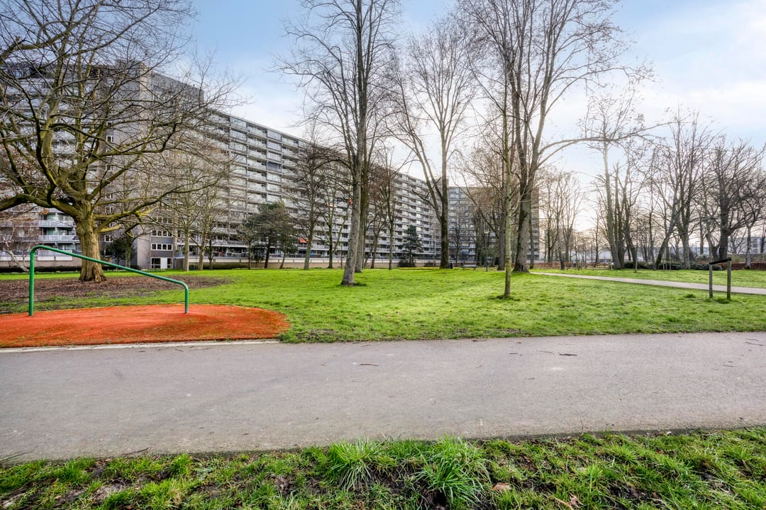 Spacious 4-Bedroom Apartment with Modern Renovations and Panoramic Views in Schiedam — 38