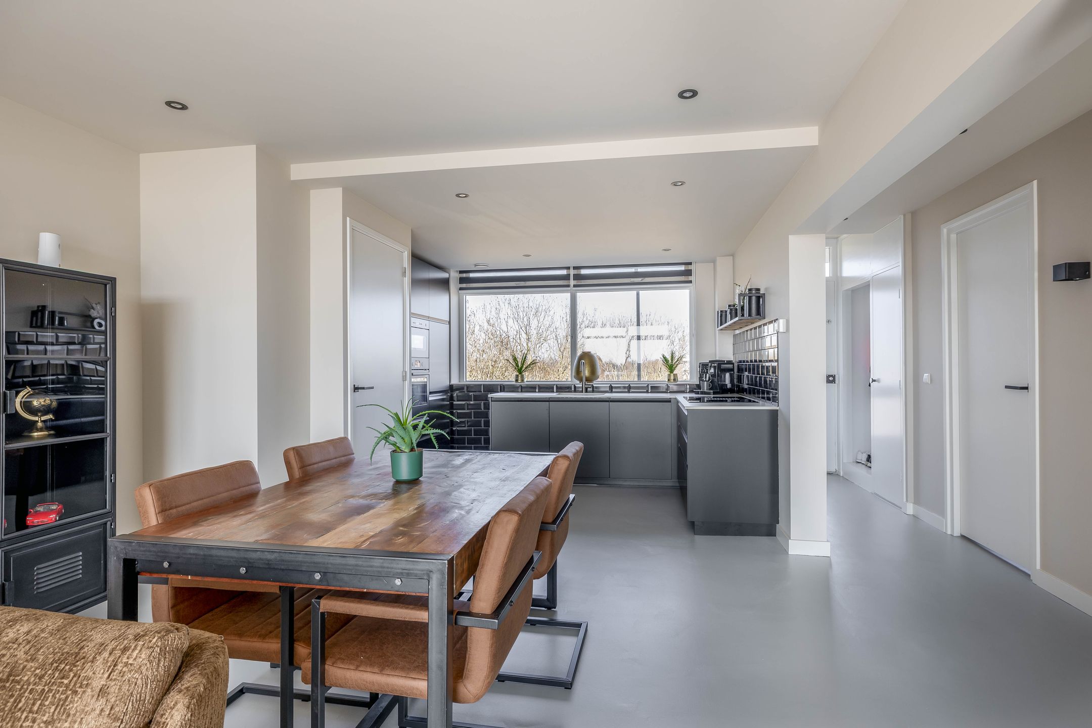 Move-in Ready 4-Room Corner Apartment on the Top Floor with Sunny Balcony — 12