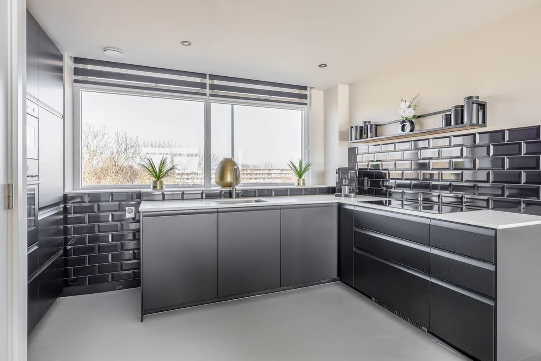 Move-in Ready 4-Room Corner Apartment on the Top Floor with Sunny Balcony — 13