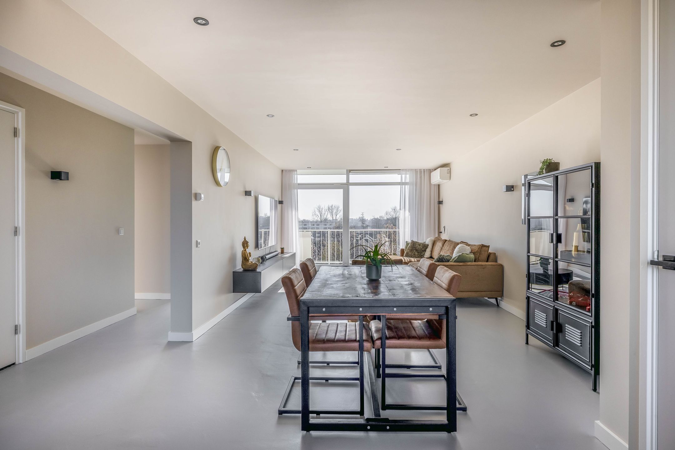 Move-in Ready 4-Room Corner Apartment on the Top Floor with Sunny Balcony — 15