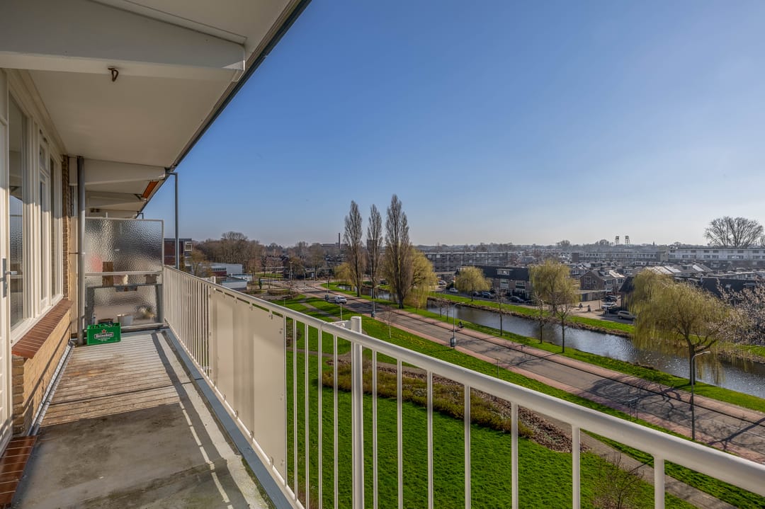 Move-in Ready 4-Room Corner Apartment on the Top Floor with Sunny Balcony — 16