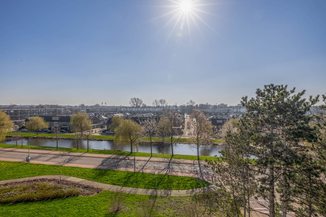 Move-in Ready 4-Room Corner Apartment on the Top Floor with Sunny Balcony — 17
