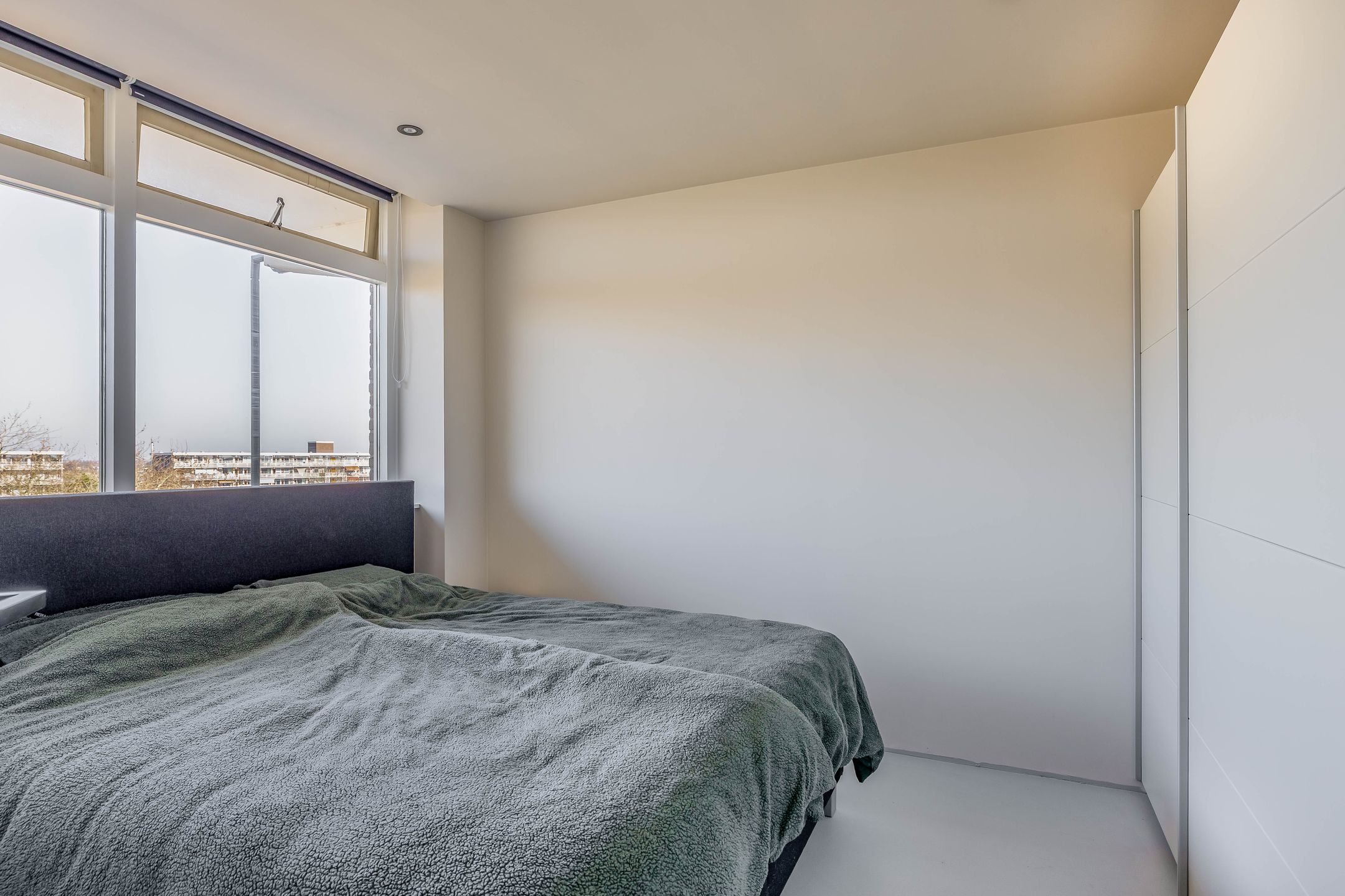 Move-in Ready 4-Room Corner Apartment on the Top Floor with Sunny Balcony — 21