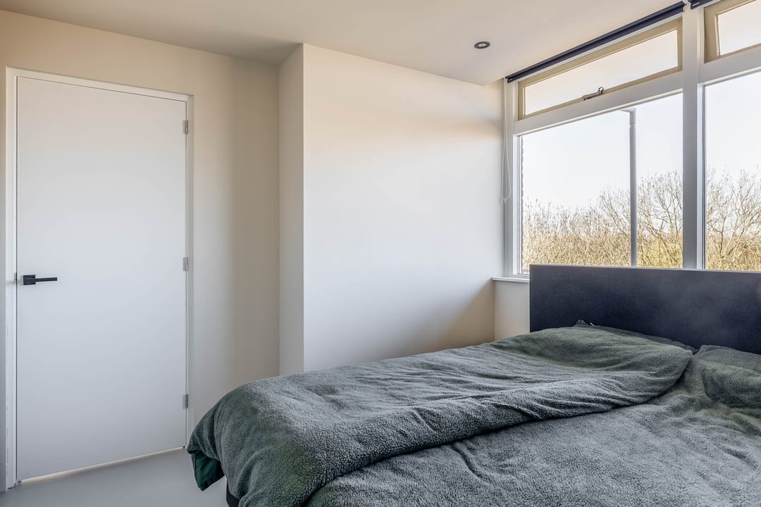 Move-in Ready 4-Room Corner Apartment on the Top Floor with Sunny Balcony — 22