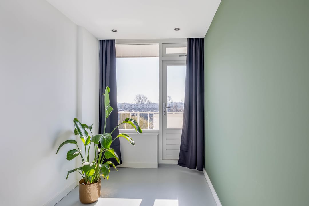 Move-in Ready 4-Room Corner Apartment on the Top Floor with Sunny Balcony — 23