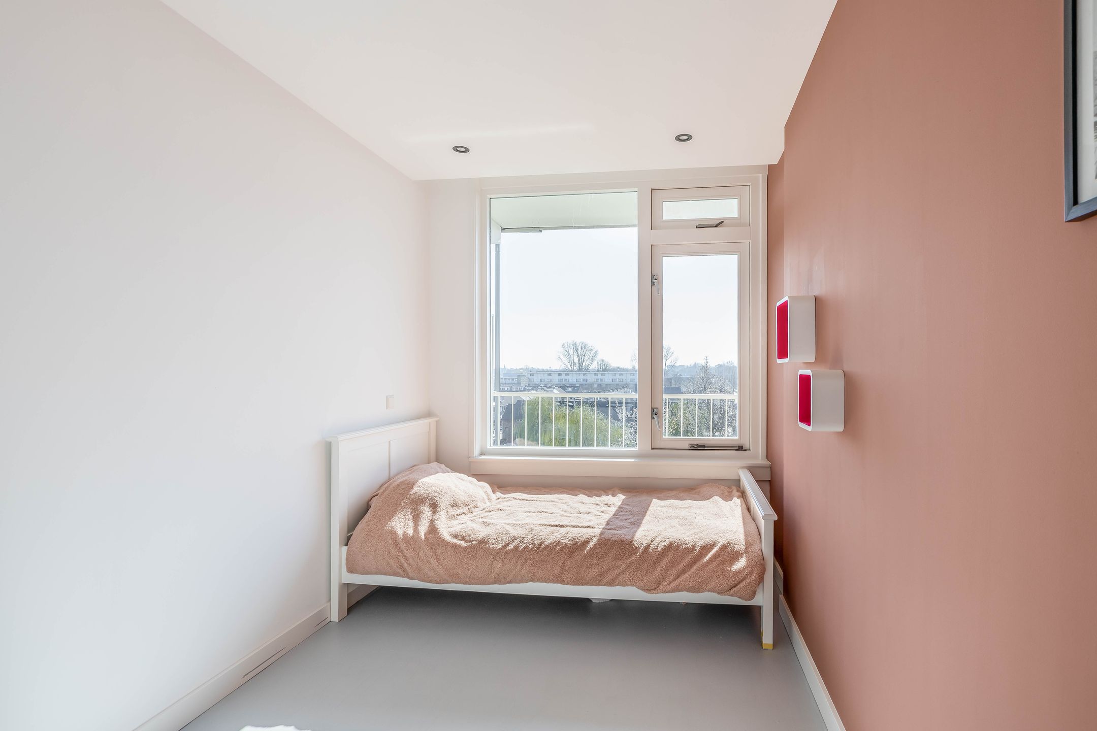Move-in Ready 4-Room Corner Apartment on the Top Floor with Sunny Balcony — 24