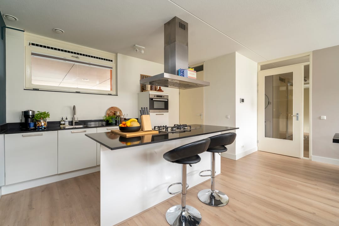 Spacious and move-in ready apartment with terrace and parking in Tilburg — 16