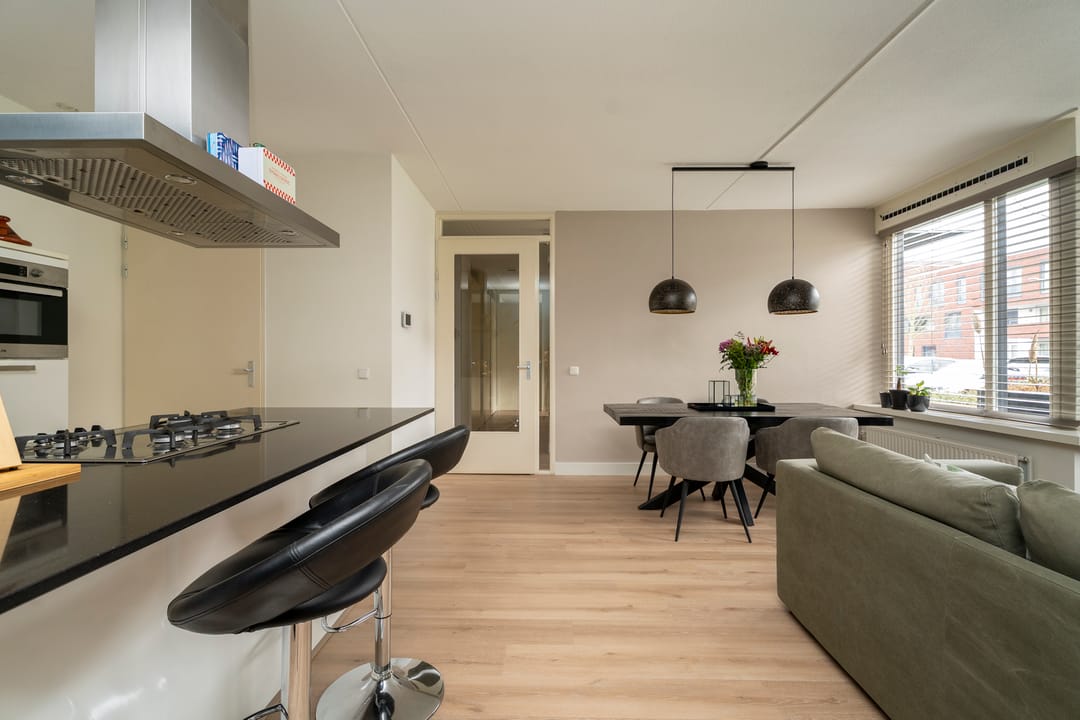 Spacious and move-in ready apartment with terrace and parking in Tilburg — 19