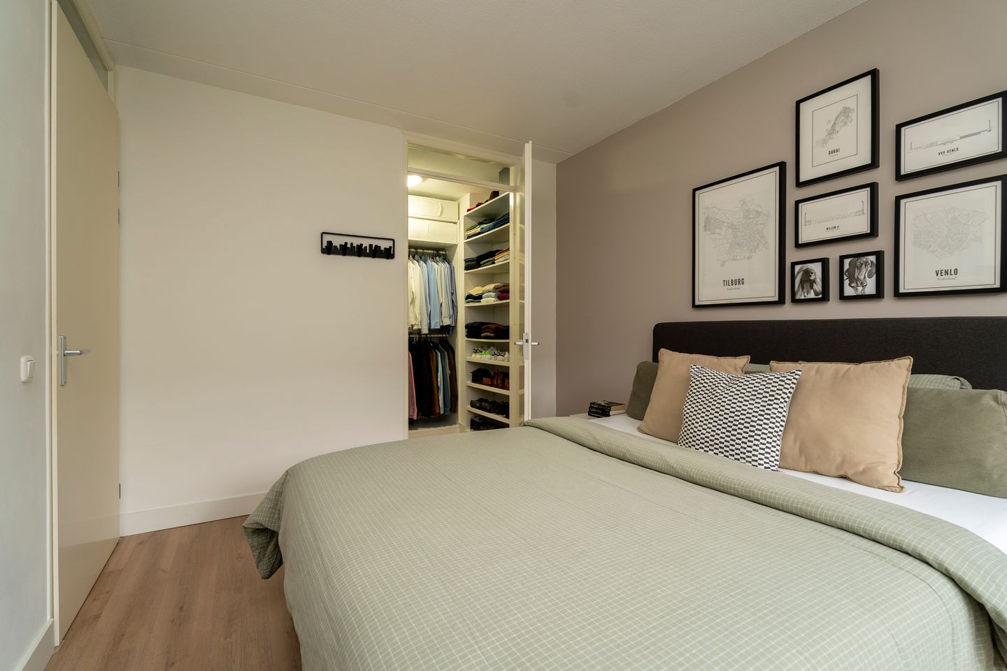 Spacious and move-in ready apartment with terrace and parking in Tilburg — 22