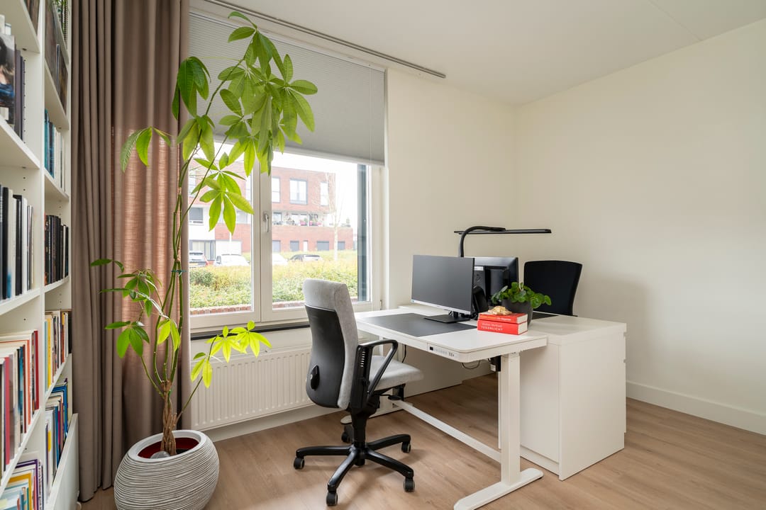 Spacious and move-in ready apartment with terrace and parking in Tilburg — 25
