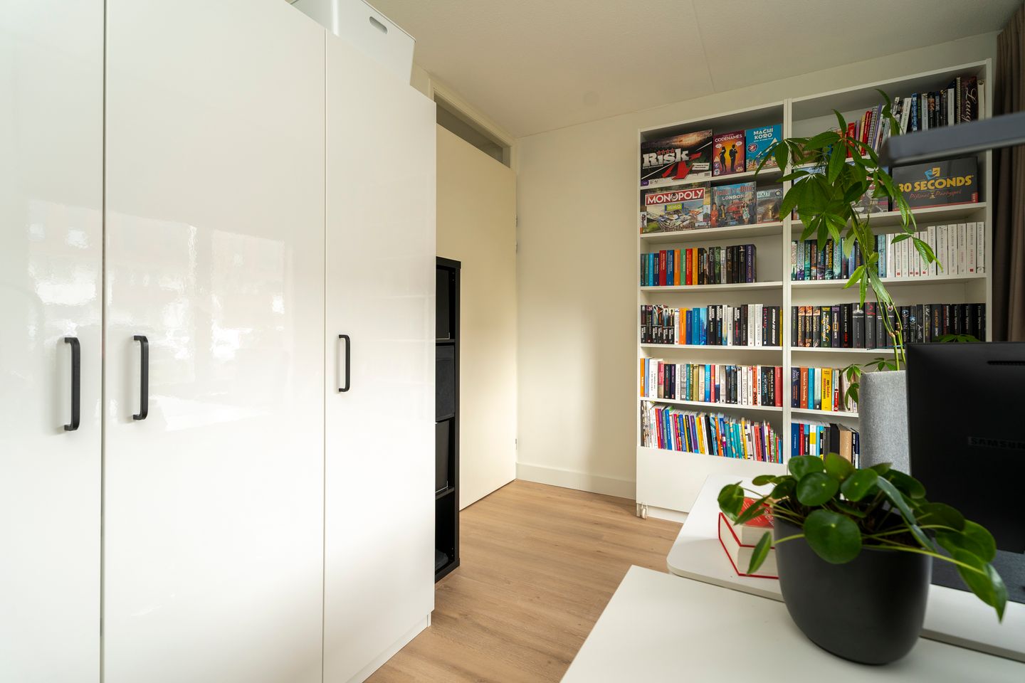 Spacious and move-in ready apartment with terrace and parking in Tilburg — 28