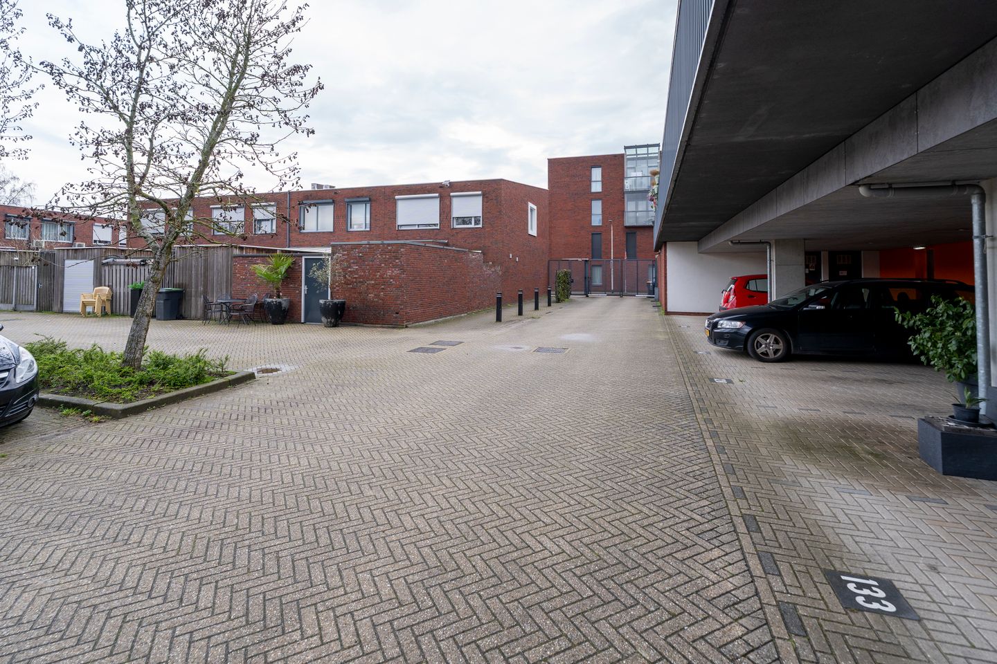 Spacious and move-in ready apartment with terrace and parking in Tilburg — 40