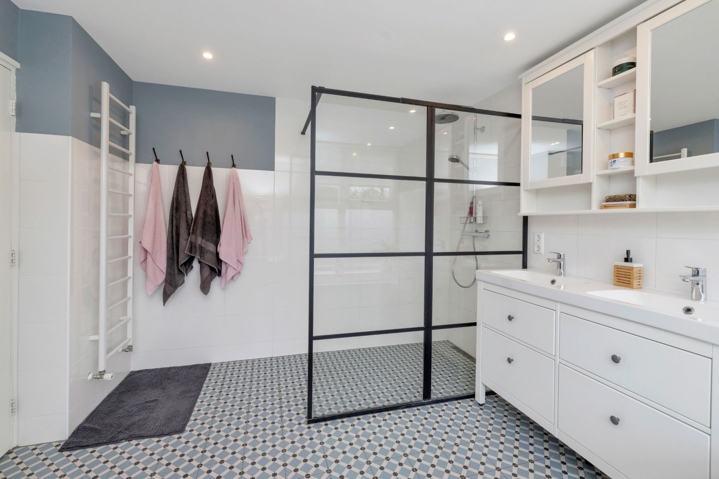 Spacious and modern family home with four bedrooms in Heemstede — 25