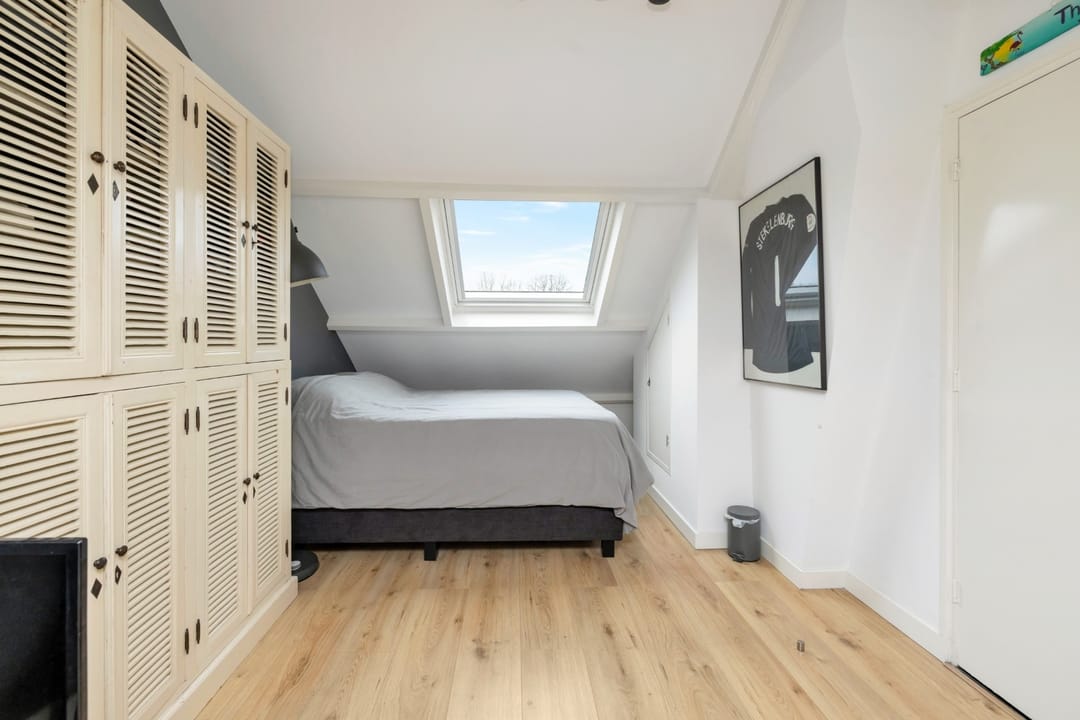 Spacious and modern family home with four bedrooms in Heemstede — 31