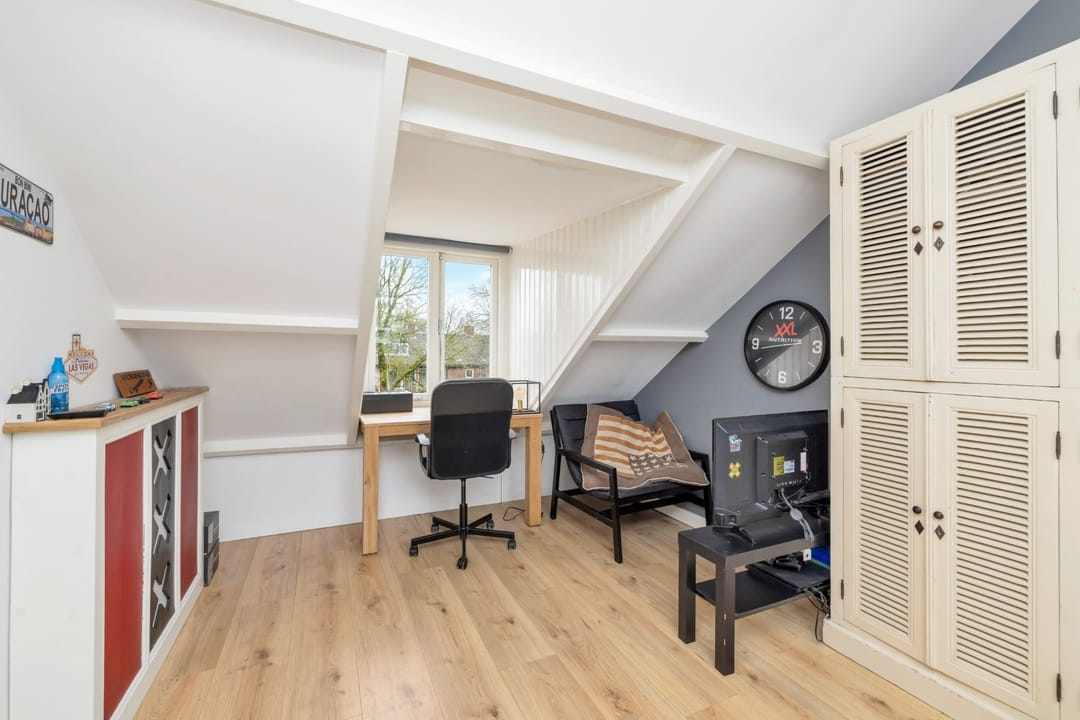 Spacious and modern family home with four bedrooms in Heemstede — 32