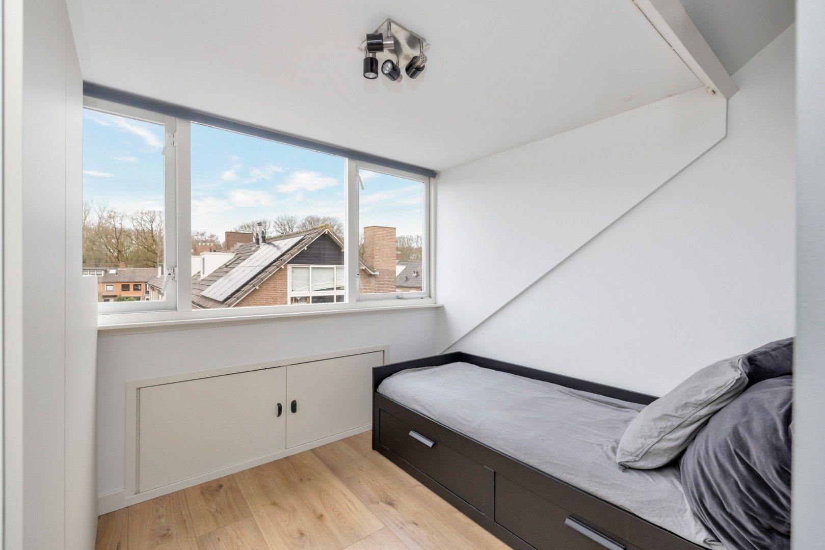 Spacious and modern family home with four bedrooms in Heemstede — 33