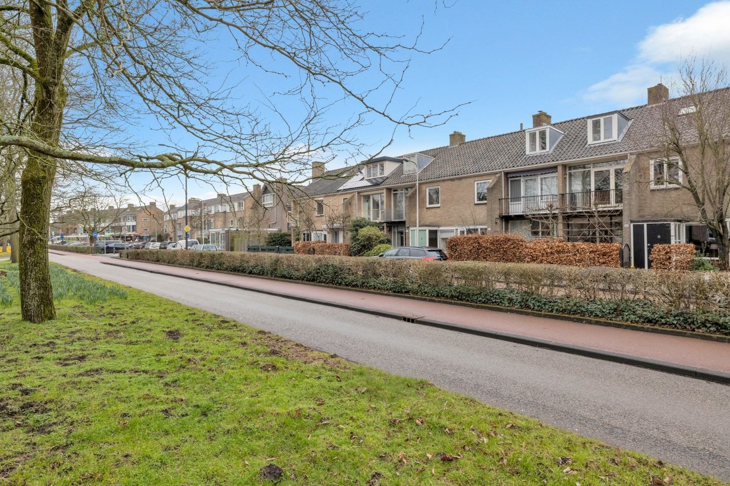 Spacious and modern family home with four bedrooms in Heemstede — 35