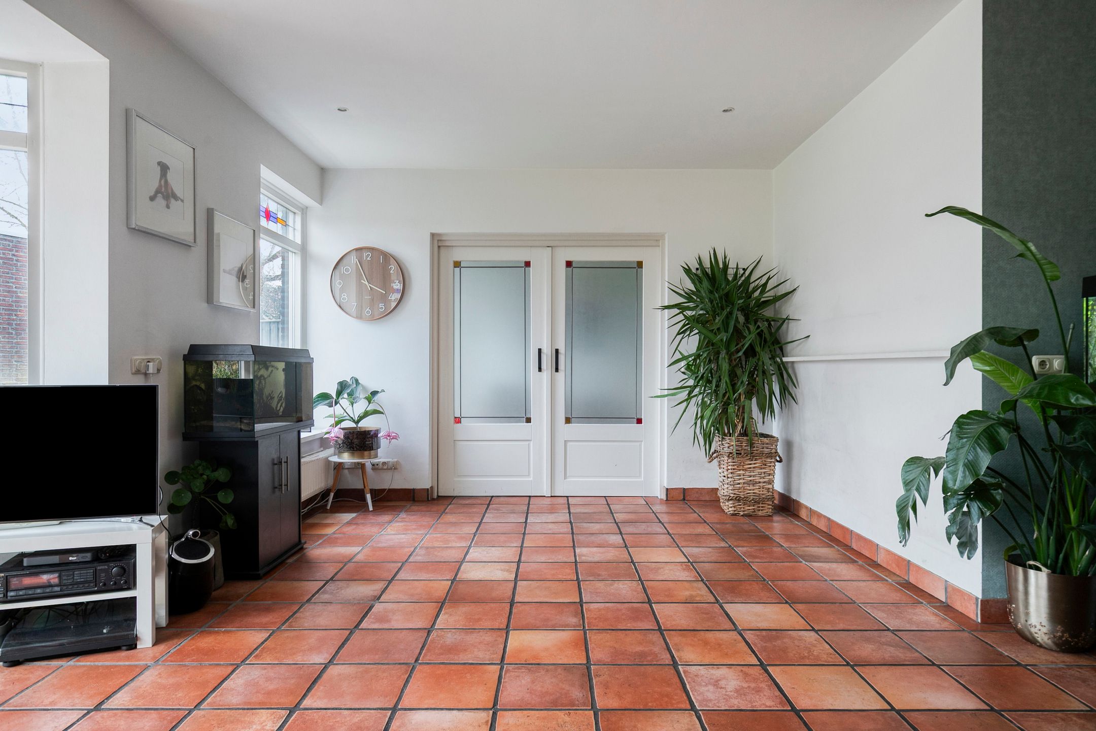 Spacious semi-detached home with modern kitchen, home office, and south-facing garden — 12