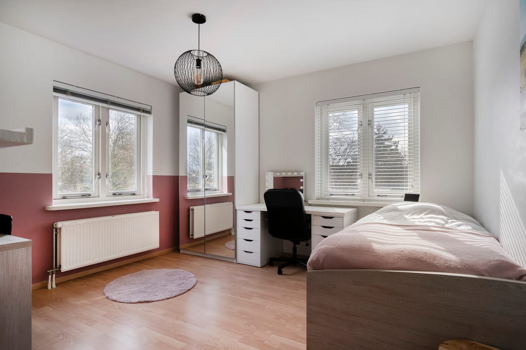 Spacious semi-detached home with modern kitchen, home office, and south-facing garden — 19
