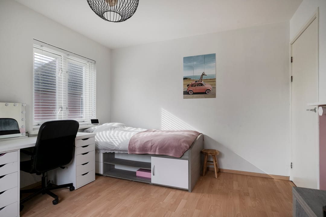 Spacious semi-detached home with modern kitchen, home office, and south-facing garden — 20
