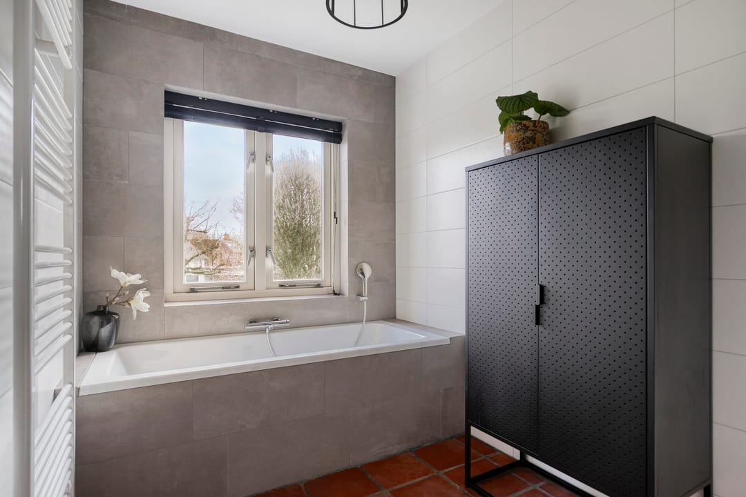 Spacious semi-detached home with modern kitchen, home office, and south-facing garden — 23