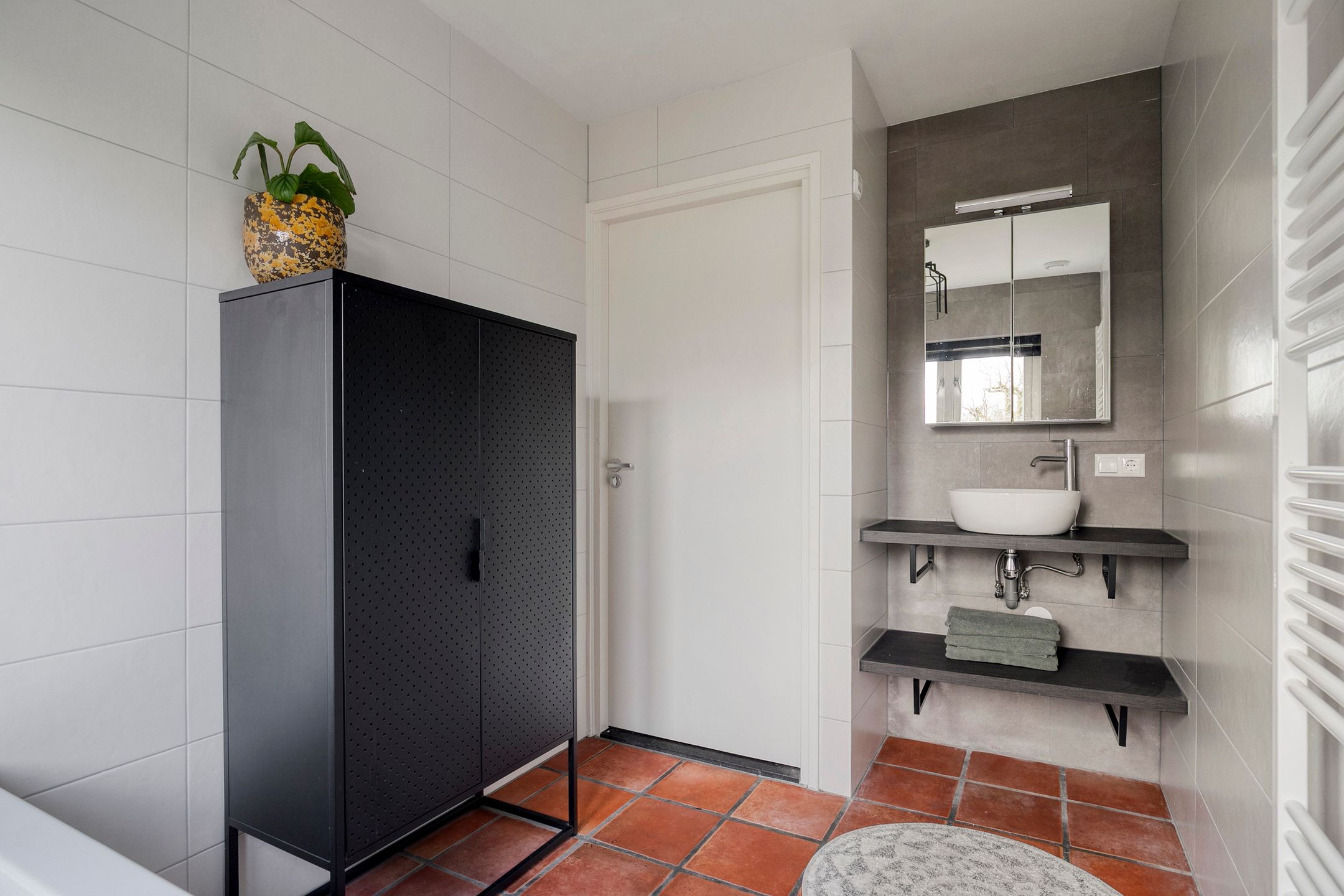 Spacious semi-detached home with modern kitchen, home office, and south-facing garden — 24