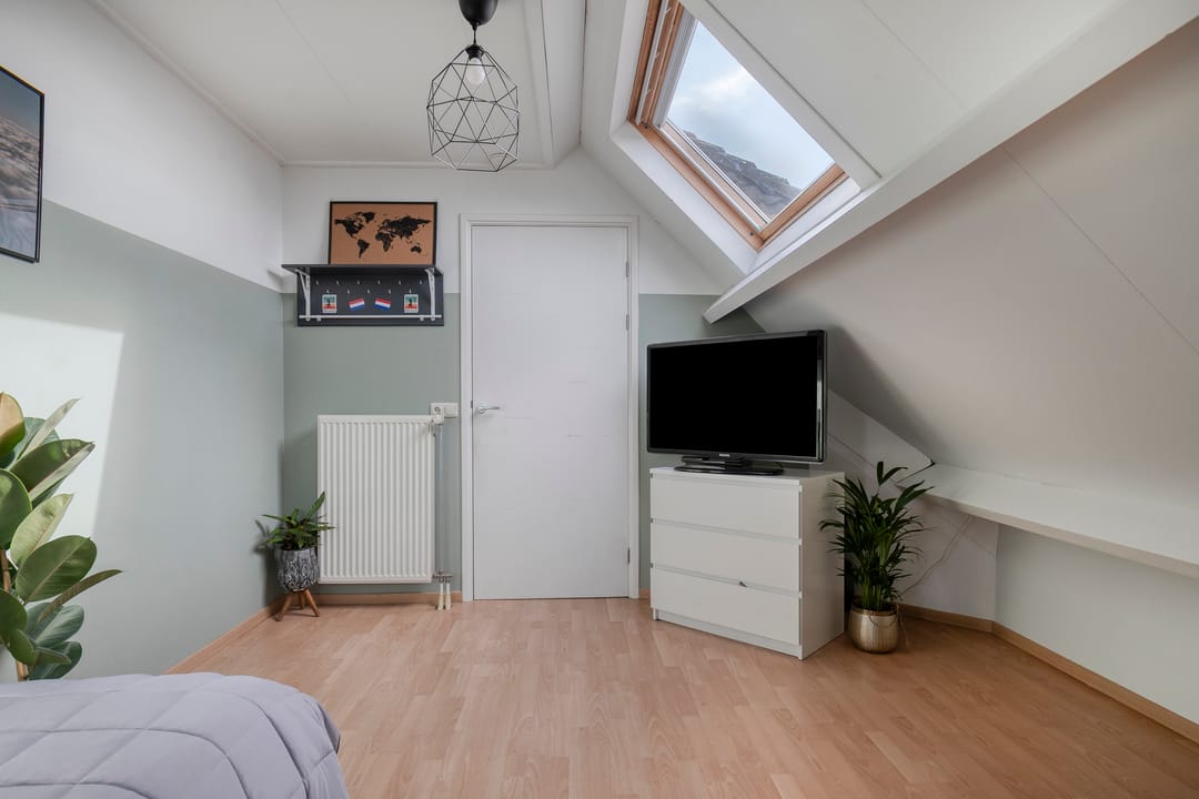 Spacious semi-detached home with modern kitchen, home office, and south-facing garden — 29