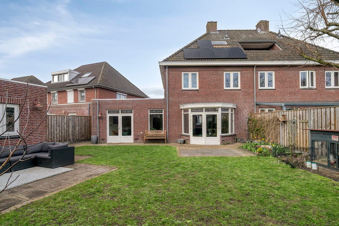 Spacious semi-detached home with modern kitchen, home office, and south-facing garden — 34