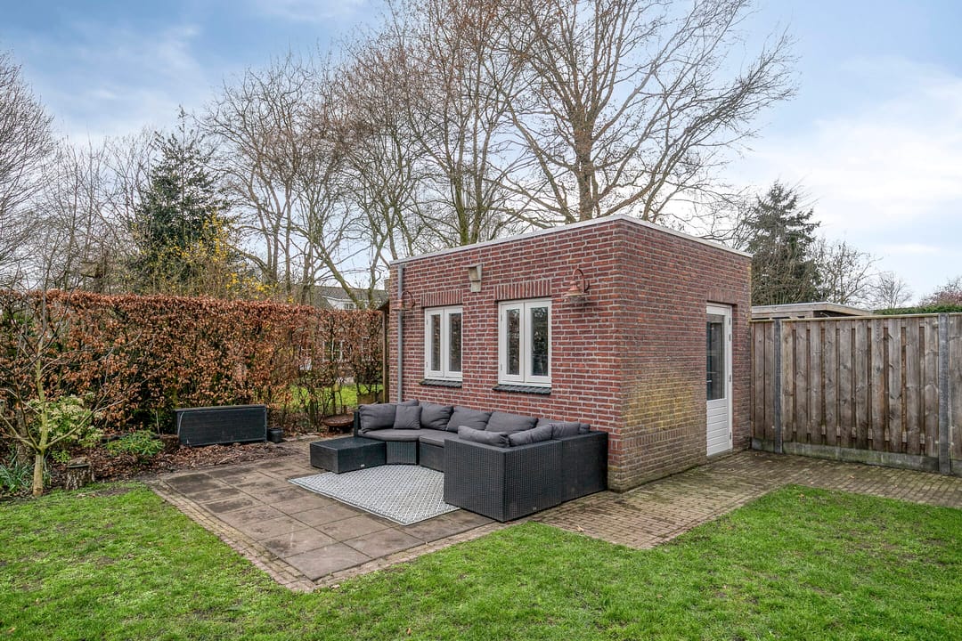 Spacious semi-detached home with modern kitchen, home office, and south-facing garden — 38