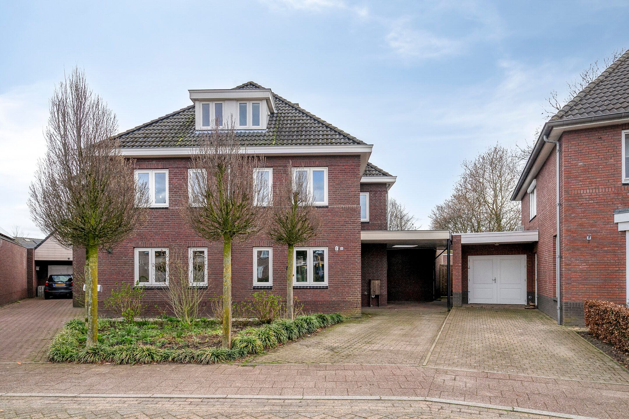 Spacious semi-detached home with modern kitchen, home office, and south-facing garden — 39