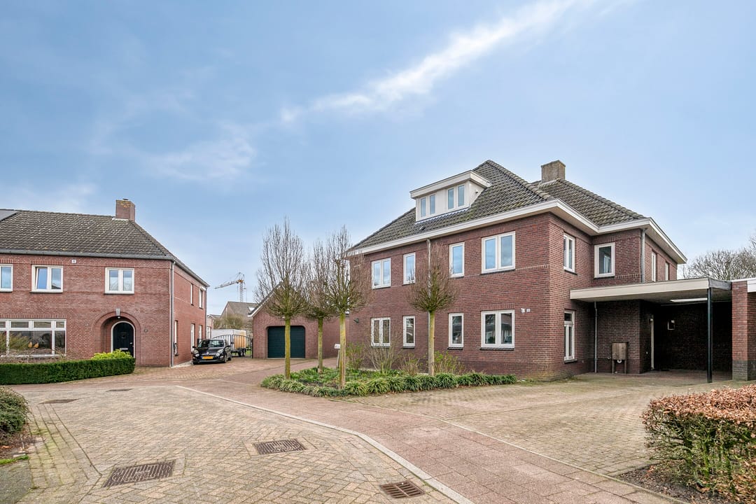 Spacious semi-detached home with modern kitchen, home office, and south-facing garden — 40