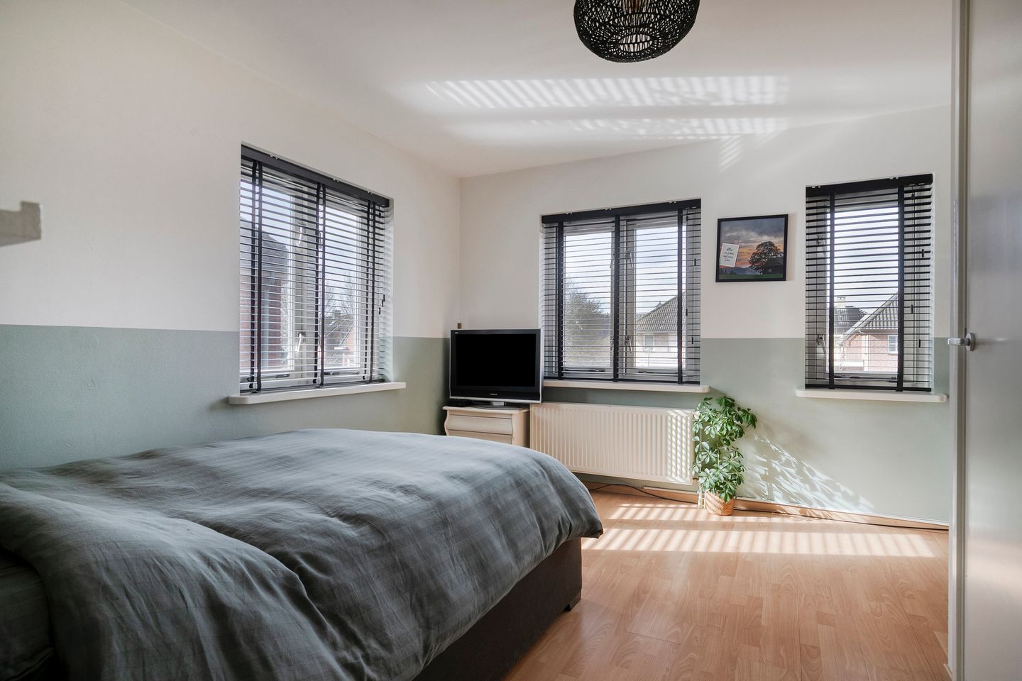 Spacious semi-detached home with modern kitchen, home office, and south-facing garden — 17