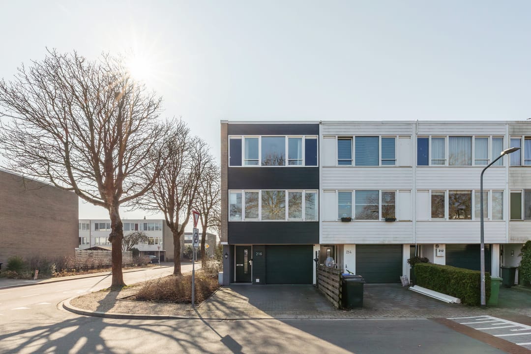 Ruime hoekwoning met werkkamer en garage in Hilversum