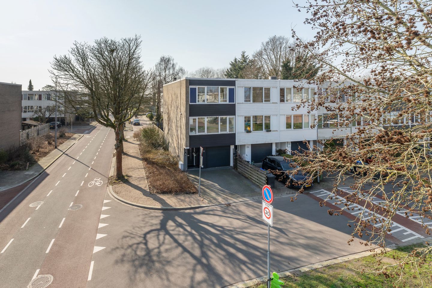 Spacious end terraced house with home office and garage in Hilversum — 39