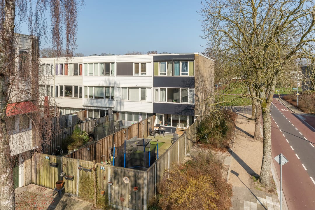 Spacious end terraced house with home office and garage in Hilversum — 40