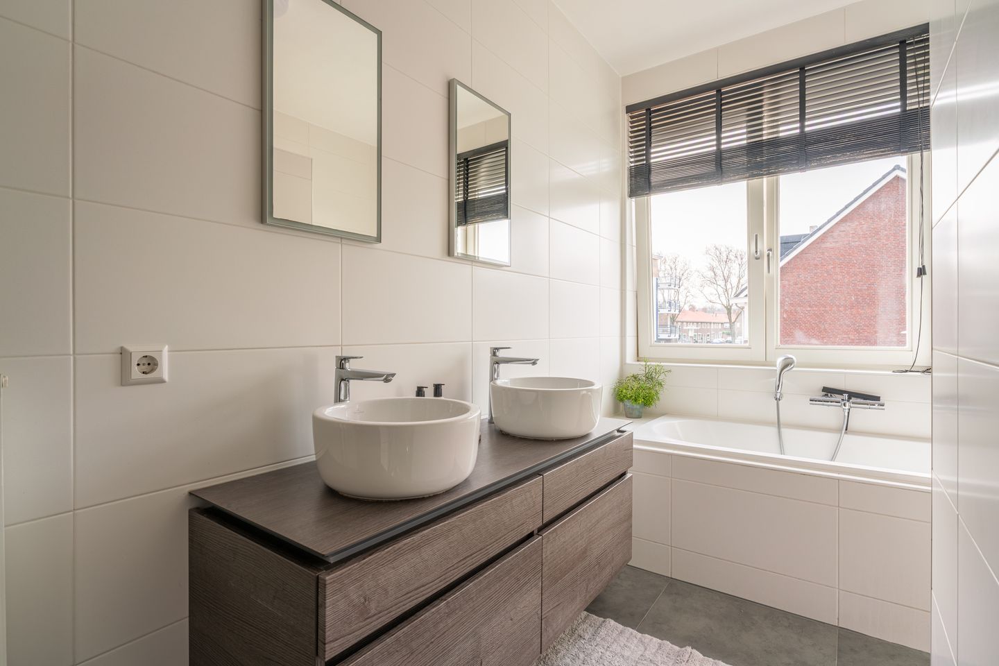 Spacious Corner Home with Harbor View in Katwijk — 19